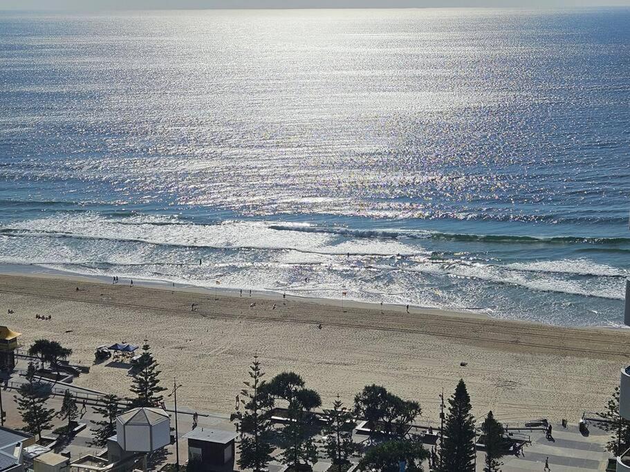 Surfers Paradise Absolute Beachfront With Views, High Level 1br - Ideal For Couples Or 2 Ppl Travelling Together Apartment